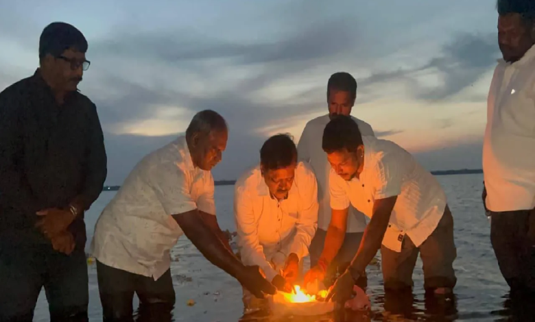 முள்ளிவாய்க்கால் நினைவேந்தல்: நந்திக்கடலில் எம்.பி ரவிகரன் அஞ்சலி/Mullivaikkal Commemoration: MP Ravikaran pays tribute at Nandhikadal