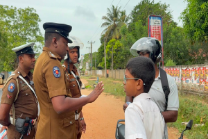 வவுனியாவில் மாணவர்களுக்கு தலைக்கவசம் கட்டாயம் – பெற்றோருக்கு ஒரு வார அவகாசம்