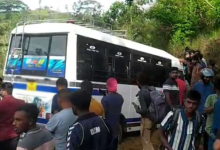 பொகவந்தலாவையில் மண்மேட்டில் மோதுண்டு பேருந்து விபத்து