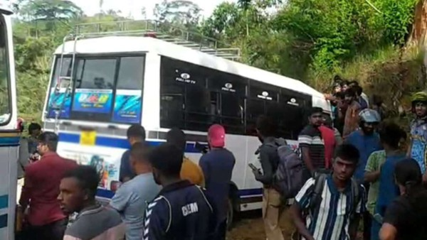 பொகவந்தலாவையில் மண்மேட்டில் மோதுண்டு பேருந்து விபத்து