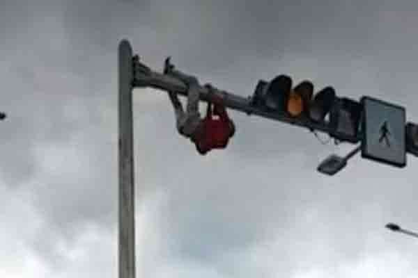 போக்குவரத்து சிக்னலில் ஊஞ்சலாடியவருக்கு நடந்த சம்பவம்