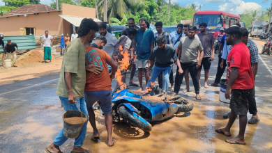 வவுனியாவில் அதிர்ச்சி: சென்றுகொண்டிருந்த மோட்டார் சைக்கிள் திடீர் தீப்பற்றி எரிந்தது