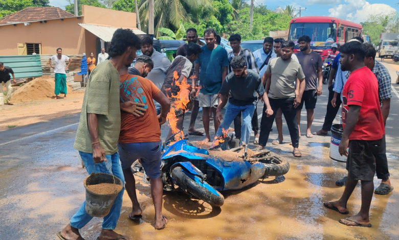 வவுனியாவில் அதிர்ச்சி: சென்றுகொண்டிருந்த மோட்டார் சைக்கிள் திடீர் தீப்பற்றி எரிந்தது