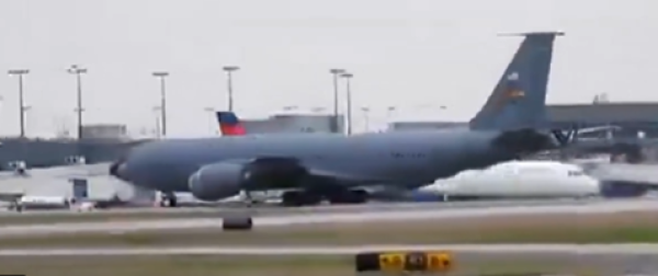 திடீரென வெடித்த அமெரிக்க KC-135 ரக விமானத்தின் எஞ்சின்/he engine of an American KC-135 aircraft suddenly exploded.