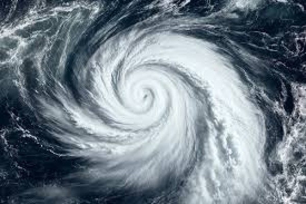 அமெரிக்காவை ஆட்டிப்படைத்த மெகா சூறாவளி