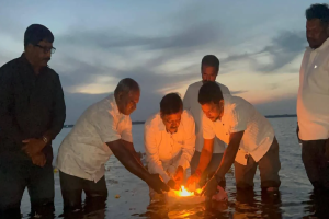 முள்ளிவாய்க்கால் நினைவேந்தல்: நந்திக்கடலில் எம்.பி ரவிகரன் அஞ்சலி