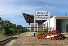 தண்டவாளத்தில் அமர்ந்திருந்தவரை மோதித்தள்ளிய ரயில்
