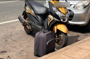 வவுனியா பசார் வீதியில் மர்ம சூட்கேஸ்: பொலிஸார் சோதனை நடத்தி அகற்றினர்
