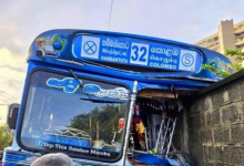 காலியில்-பேருந்து சுவரில் மோதி விபத்து – மூவர் காயம்