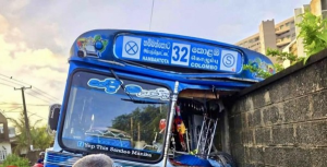 காலியில்-பேருந்து சுவரில் மோதி விபத்து – மூவர் காயம்