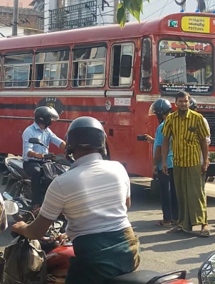 அம்பாறையில் பேருந்து – மோட்டார் சைக்கிள் விபத்து: அரச ஊழியர் உயிரிழப்பு