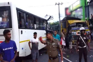 அதிகாலை கோர விபத்து; பஸ் – டிப்பர் மோதலில் 20 பேர் காயம்