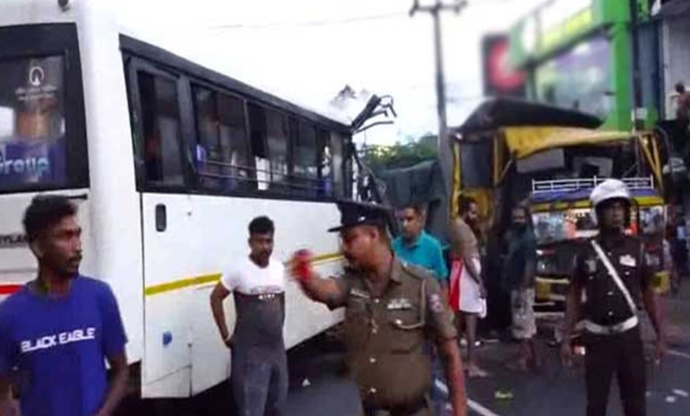 அதிகாலை கோர விபத்து; பஸ் - டிப்பர் மோதலில் 20 பேர் காயம்