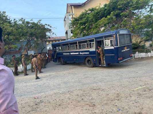 நீர்கொழும்பு சிறையிலிருந்து 60 கைதிகள் யாழ்ப்பாணம் சிறைச்சாலைக்கு மாற்றம்