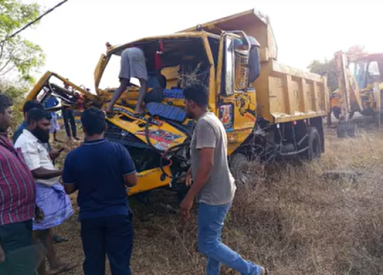 கொக்காவில் பகுதியில் அதிகாலை விபத்து: சிக்கிய சாரதியை மீட்க ஒரு மணி நேர போராட்டம்