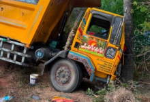 வவுனியாவில் ஏ9 வீதியில் பரபரப்பு: டிப்பர் – கொள்கலன் வாகனங்கள் மோதி விபத்து/Traffic Disrupted After Tipper and Container Truck Crash in Vavuniya
