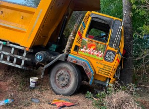 வவுனியாவில் ஏ9 வீதியில் பரபரப்பு: டிப்பர் – கொள்கலன் வாகனங்கள் மோதி விபத்து/Traffic Disrupted After Tipper and Container Truck Crash in Vavuniya
