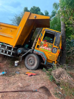 வவுனியாவில் ஏ9 வீதியில் பரபரப்பு: டிப்பர் – கொள்கலன் வாகனங்கள் மோதி விபத்து/Traffic Disrupted After Tipper and Container Truck Crash in Vavuniya